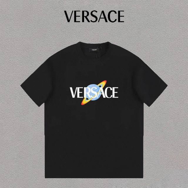 Versace 范思哲 星球印花标语logo字母圆领短袖t恤男女同款 吊牌 领标 水洗唛 三标齐全 定织定染280克精梳棉面料 尺码：S-Xxl 颜色：黑色，白