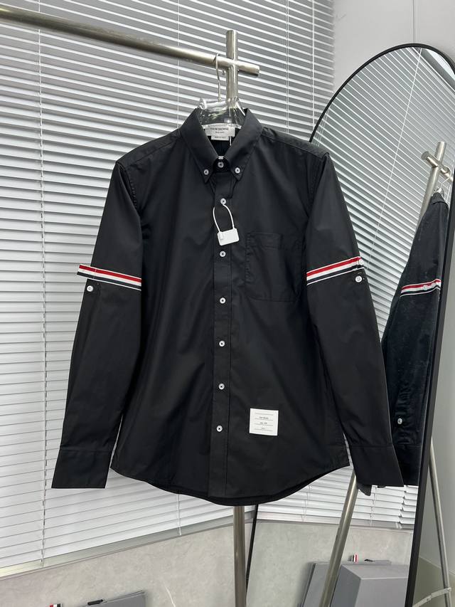 Tb新款经典府绸面料双袖标 Thom Browne 汤姆布朗.Tb衬衫府绸面料双袖织带标薄款夏季休闲衬衣 意大利制造产地小标 商务休闲于一体 可宽松做外套 内搭