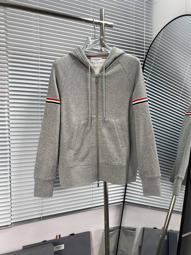 Thom Browne 新款经典红白蓝提花系列套装 专柜原版1:1打版定制 进口机高械密度制作 面透料气有质感 透舒气适零约束 上身气帅无累赘 运动采用罗纹收口