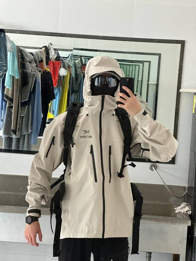 颜色：象牙白 码数：S M L Xl Xxl -Arc‘Teryx 始祖鸟alpha系列 Sv6代 Gore-Texpro 防水硬壳冲锋衣 连帽夹克- -代工厂