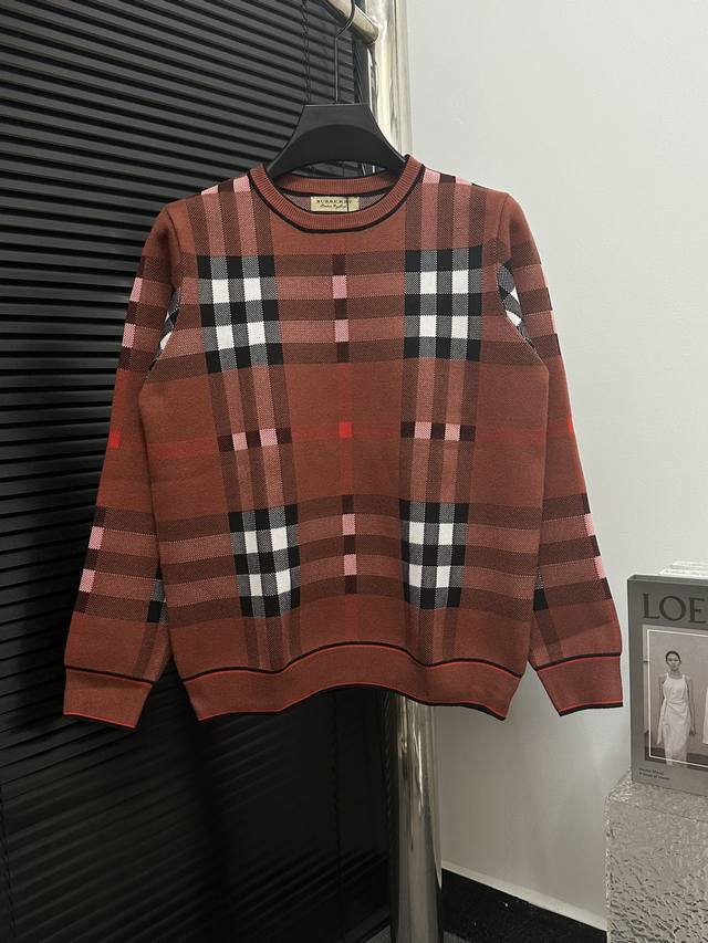 Burberry 巴宝莉拼接格圆领针织毛衣 采用700克加厚加重仿羊绒面料 进口机器编织拼接经典格工艺 大厂流水做工 包条双针走线工整 网红热门款 男女同款 所