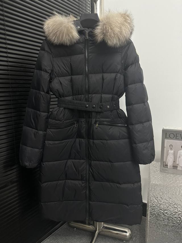 Moncler 蒙口#Hudson女士加长款羽绒服 这是蒙口羽绒服最完美的一款，从头到脚给予你足够的温暖，无论从羽绒的填充度、面料的色泽度、狐狸毛的亮泽度、五金