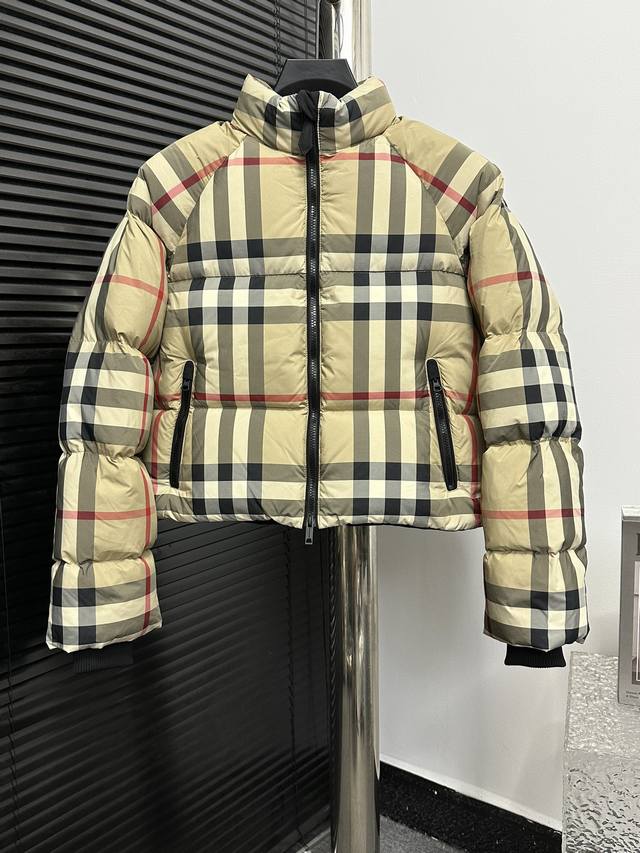 Burberry 巴宝莉秋冬经典格纹立领拉链羽绒服！ 没有什么比它更能体现burberry的精髓了 气质立领 大方更耐看，工艺严谨剪裁极好、版型笔直挺阔 很起范