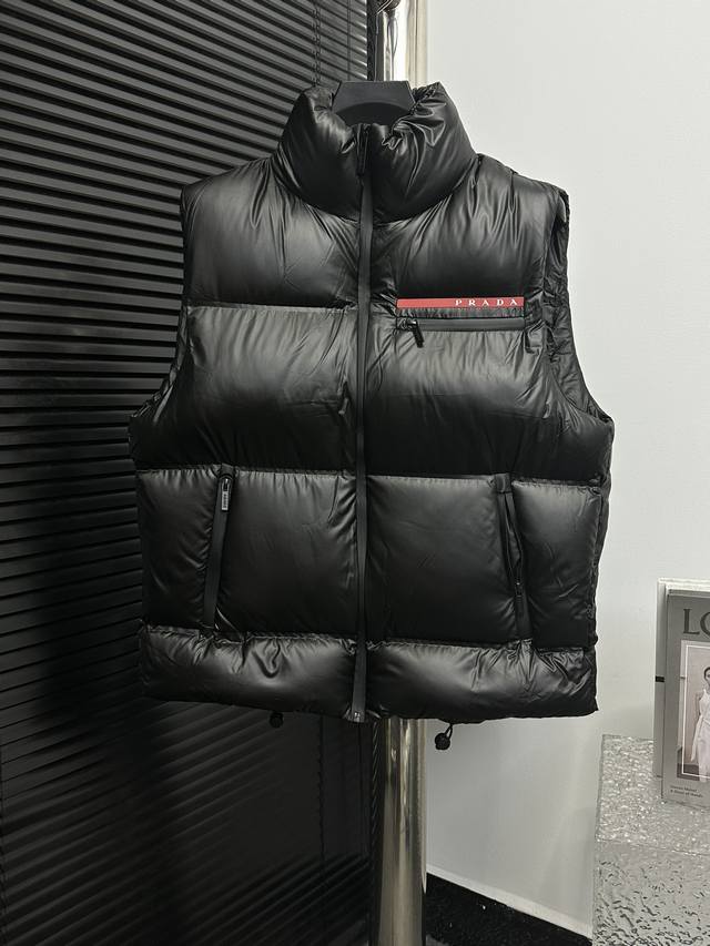 Prada 经典红标马甲羽绒服！ 采用高科技面料尼龙graphene石墨烯加衬等，不仅具有优异的防水、防风、透气性能，还具备温度调节、速干、抗静电、吸湿、抗菌等