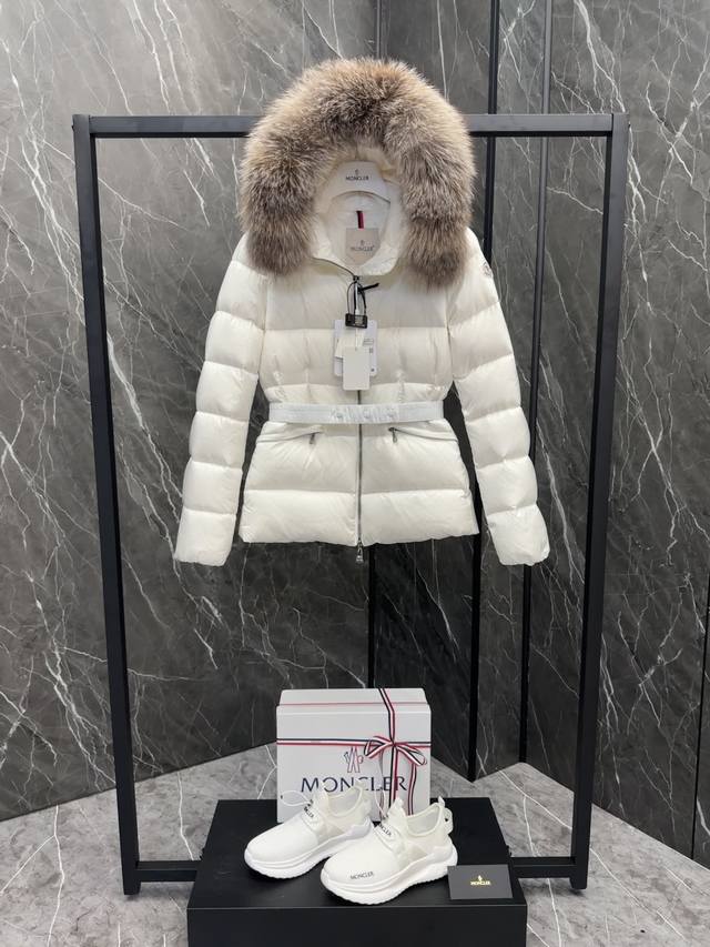 羽绒上新moncler Boed女士短款羽绒服夹克外套 Boed女士羽绒夹克采用longue Saison面料制成，点缀皮毛饰边，提供温暖呵护。 芬兰进口狐狸毛