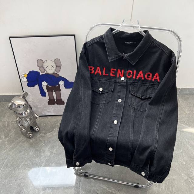 常年款 Balenciaga巴黎世家20早春 胸口红色字母刺绣洗水黑logo男女外套牛仔衣 潮流达人开衫式牛仔 情侣款长袖外套 超级时尚 我们都知道，年轻人喜欢