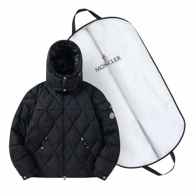 配防尘袋 Moncler 蒙口秋冬新品vezere'鹅绒菱形格羽绒服 这款羽绒夹克是基础款保暖单品，此款羽绒服配有兜帽，可根据天气轻松拆卸。夹克廓形和衣袖贴袋向