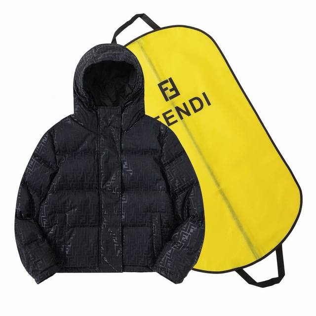 配防尘袋 Fendi 芬迪满印老花图案连帽羽绒服满身暗纹双f针织提花 一款将工艺与设计诠释到极致的产物，内里国标90绒填充，极具辨识度的满身双f提花图案，一眼就