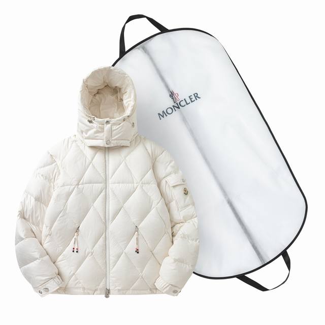 配防尘袋 Moncler 蒙口秋冬新品vezere'鹅绒菱形格羽绒服 这款羽绒夹克是基础款保暖单品，此款羽绒服配有兜帽，可根据天气轻松拆卸。夹克廓形和衣袖贴袋向