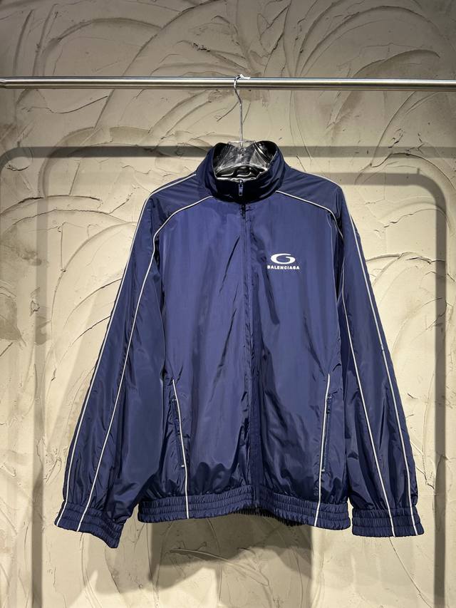 Balenciaga新款blcg 25Fw秀款loop Sports Icon刺绣双面皮夹克，双面穿简直不要太好看了，相当于两件衣服，永远穿不腻的感觉，太酷了，