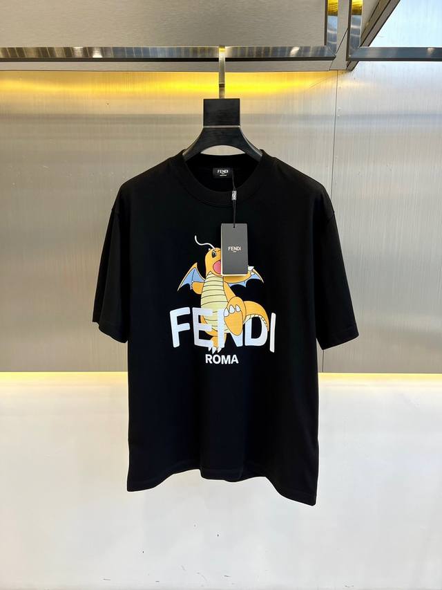 Fendi 芬迪24新款 男士棉质dragonite图案休闲宽松短袖t恤，Dragonite图案印花，采用高密度欧棉材质，同布罗纹圆领搭打造休闲效果。宽松款式，