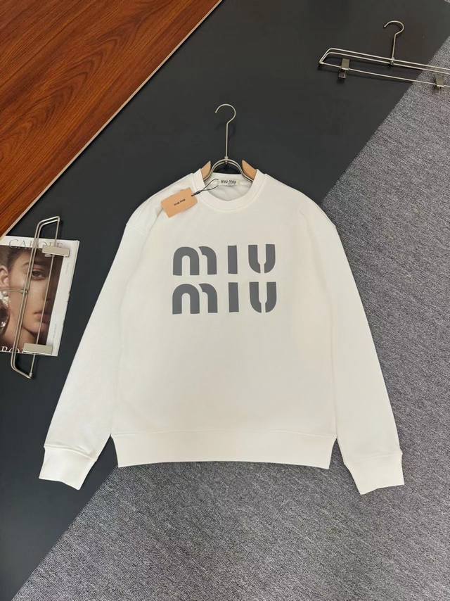 Miu Miu* 秋冬最新款圆领时尚长袖卫衣，硅胶工艺logo设计，400克纯棉面料！贴肤舒适，耐看又好穿，原厂工艺一丝不苟，休闲百搭必备款 码数 S M L