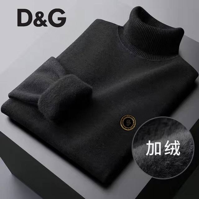 D&G 少见的高领加绒羊毛！！！太赞了，首先说下材质，大身采用羊毛混纺面料 内里加亲肤绒毛！！！竖条罗纹 穿着不臃肿 质密而软糯 细腻亲肤。贴身穿着也很舒适 保