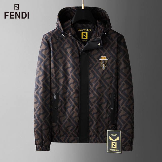 直 Fendi 芬迪 2024秋款夹克外套 专柜款，原单正品，官网同步，客供订制级成衣面料 简约大气 ，原牌五金配件齐全，超级百搭款，完美演绎 上身舒适有型！专