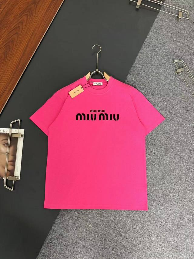 Miu Miu*320G克重磅纯棉t恤宽松版型 硅胶工艺logo设计 春夏新款圆领时尚短袖t恤 贴肤舒适，耐看又好穿 原厂工艺一丝不苟，休闲百搭必备款 颜色：白