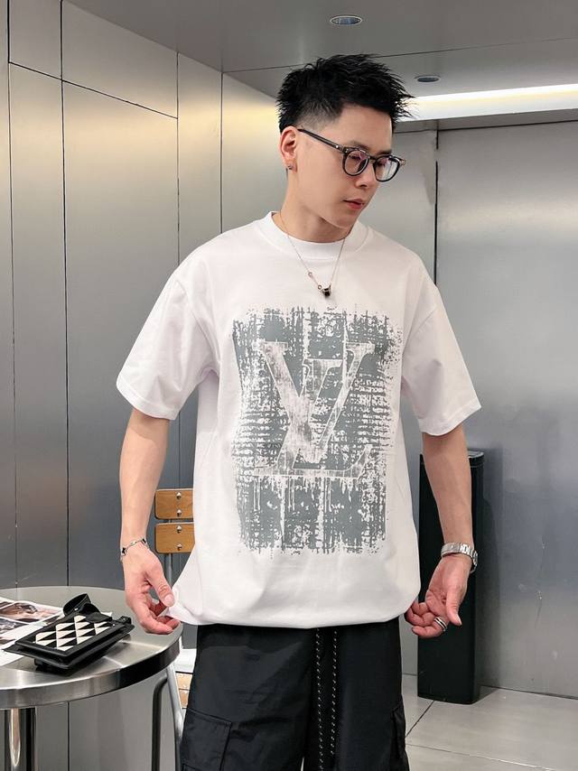 Lv 2024新款圆领短袖t恤 纯棉280克 定制面料 男女同款t恤 时尚百搭 M L Xl Xxl Xxxl五个码 黑色 白色