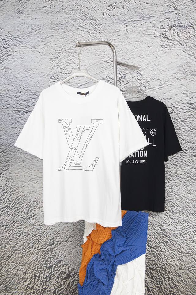 款号：Y776 Louis Vuitton & Nba 21Ss 联名款印花logo短袖 搭配更为年轻化风格，前幅丝网手工印花，扫图作菲林花了足足两天，多次修改