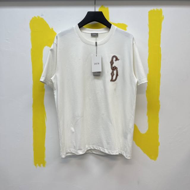 Dior 字母刺绣圆领短袖 Size: S-Xl 采用棉质平纹针织面料精心制作，饰以cd Interlaced刺绣，刺绣采用原版同步金属线，这么一点位置的刺绣就