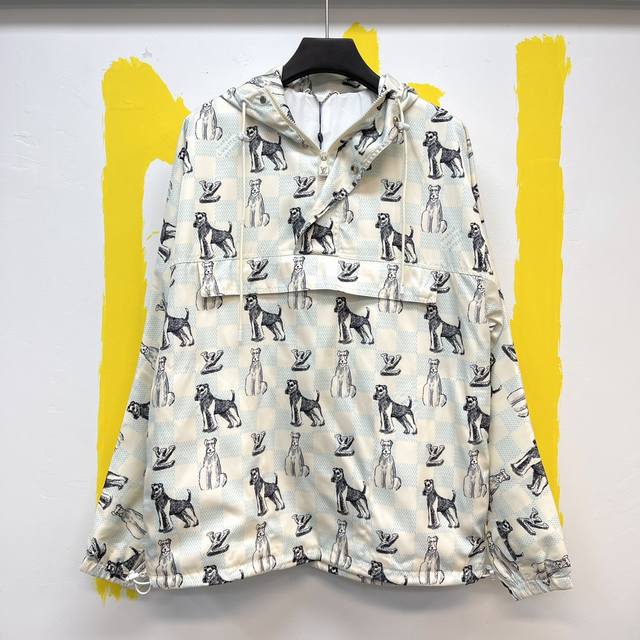 Lv手绘印花damier 印花连帽短夹克 Size :S-Xl 本款科技连帽短夹克聚焦品牌与tyler合作系列的玩趣美学，将 Damier 图案、Marque