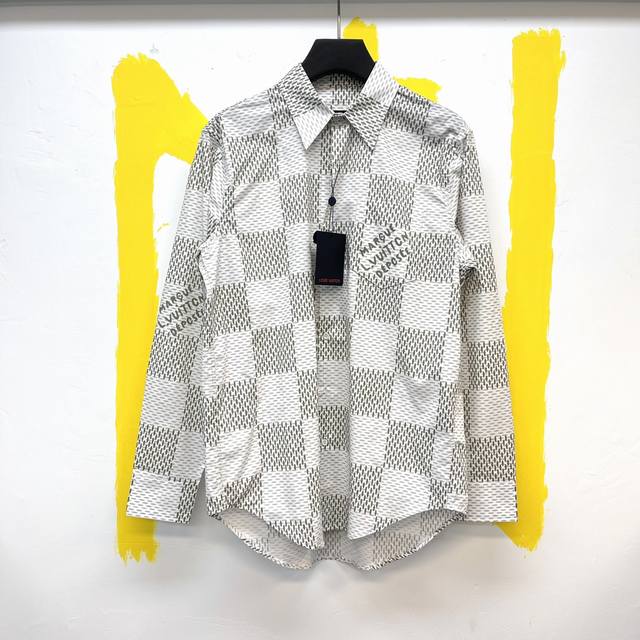 Lv Damier 棋盘格长袖衬衫 Size :S-Xl 本款长袖衬衫以亮泽棉质提花呈现lv Composition图案，再借lv缝线点睛顶端纽扣，可搭配同款束