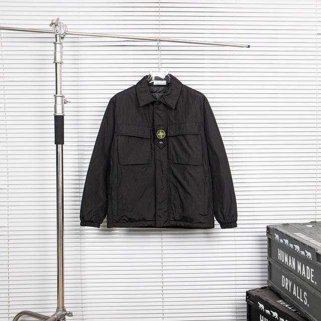 款号：1Z56 Stone Island石头岛 Fw23纯色尖领单排扣长袖夹克绗棉外套 独家制作的面料让这件衣服成为当下最火的搭配利器！ 颜色，版型，辅料及每一