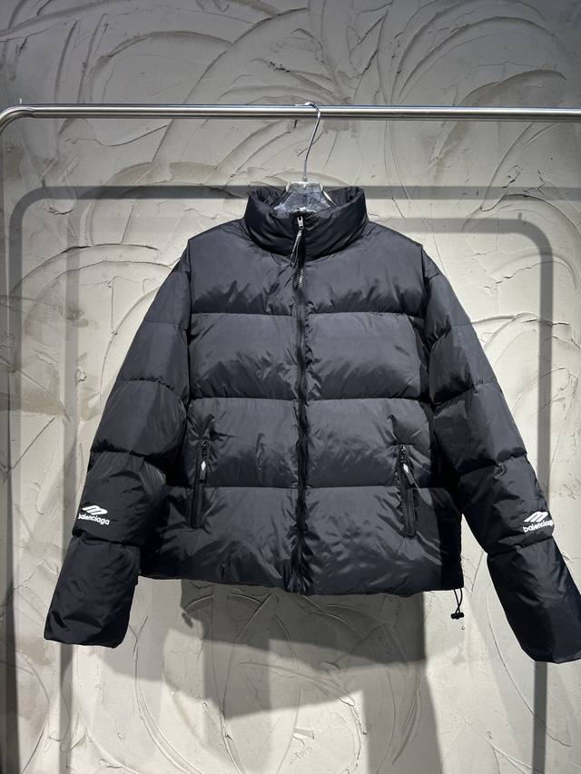 Balenciaga新款巴黎世家新款刺绣羽绒服高品质24年新款滑雪系列刺绣logo高品质防静电防粘灰面料防雪面料高品质做工定制拉链五金经典百搭款式偏短 宽松版型