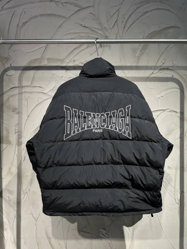 Balenciaga新款巴黎世家blcg秋冬最新loop Sports Icon 双面穿羽绒服！一衣二穿、秋冬新款满立体茧型面包羽绒服，简单百搭双logo双面拉