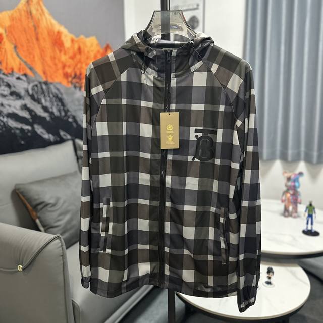 Burberry 24Ss格子 防晒服，几乎和原版一摸一样！真正做到进出专柜无压力的衣服！照片很难拍出质感！实物好到爆！弹力扣，细节都和原版一摸一样！ 整件衣服