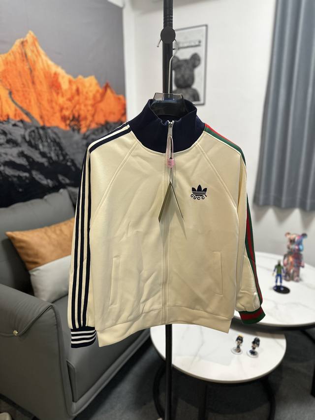 款号236A Gucci & Adidas 古驰联名阿迪达斯 22Fw 三叶草织带针织外套 对色定染弹性纤维毛料，由7S粗针织片打造，材质引用原版弹性粘胶纤维毛