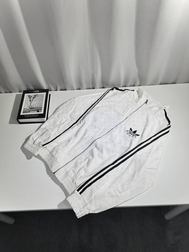 Gucci X Adidas，古驰联名阿迪达斯牛仔提花长裤，Gucci的高档衣物，Adidas的运动用品，都有着服饰领域的同质化属性。而此次gucci和adid