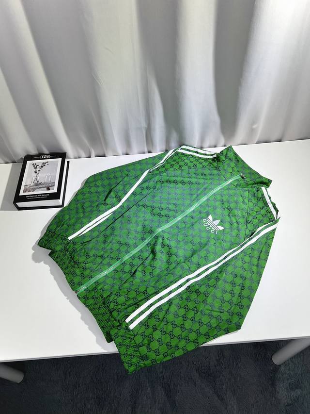 Gucci X Adidas，古驰联名阿迪达斯牛仔提花长裤，Gucci的高档衣物，Adidas的运动用品，都有着服饰领域的同质化属性。而此次gucci和adid