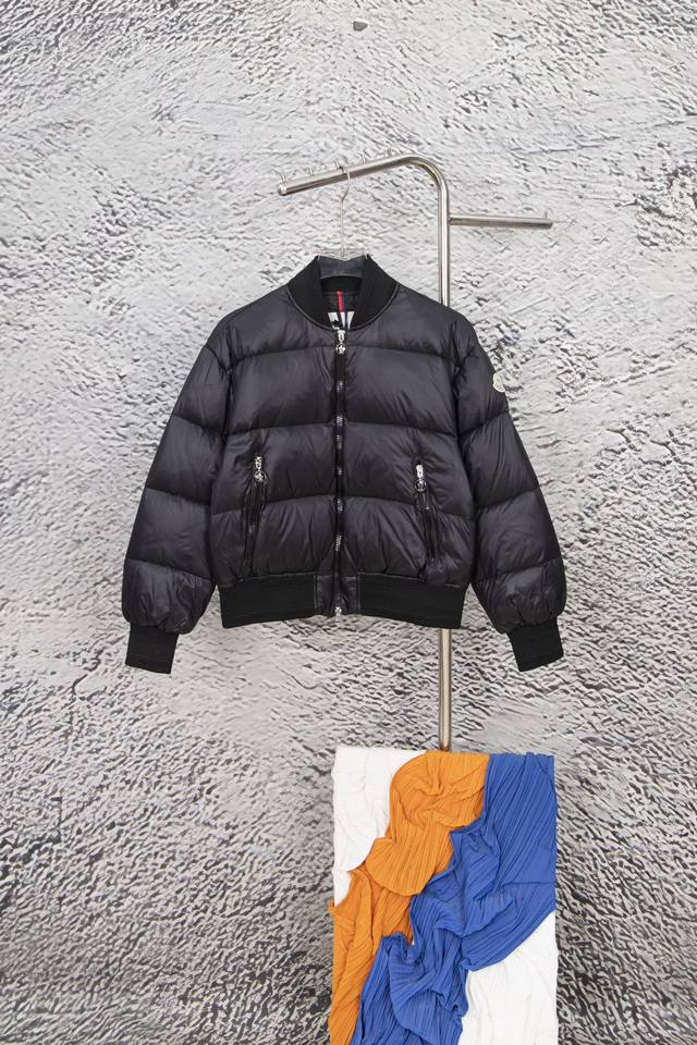 款号：Y914 Moncler 女士merlat 绗缝软壳面料羽绒飞行员夹克，蔡依林同款，超多代购，特别火爆的款式，超级推荐。 早秋新品 Merlat女士羽绒服