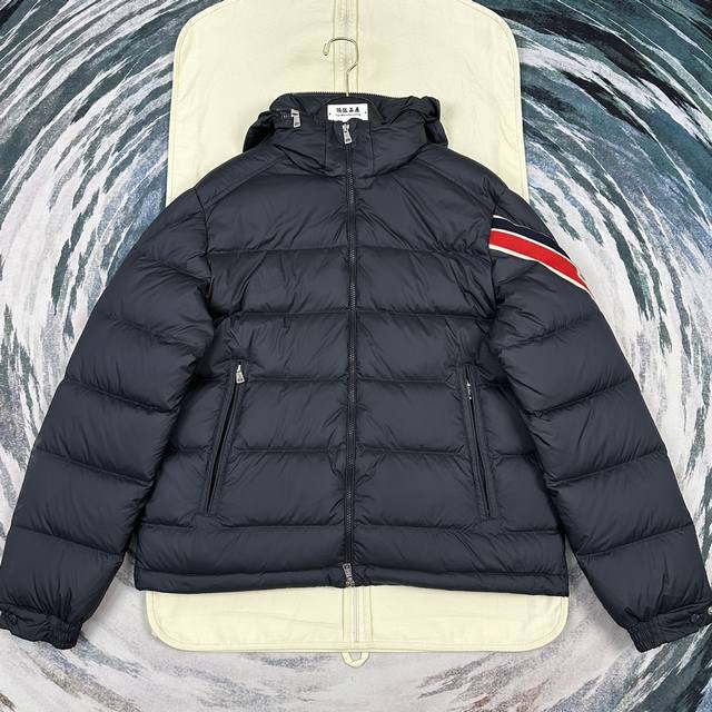 Moncler 三色织带羽绒服 正品开版-实体柜台代购品质 90白鸭绒-填充量饱满 秒杀市面一切版本 采用40D尼龙面料，夹克上醒目的红色和白色条纹装饰，为整体