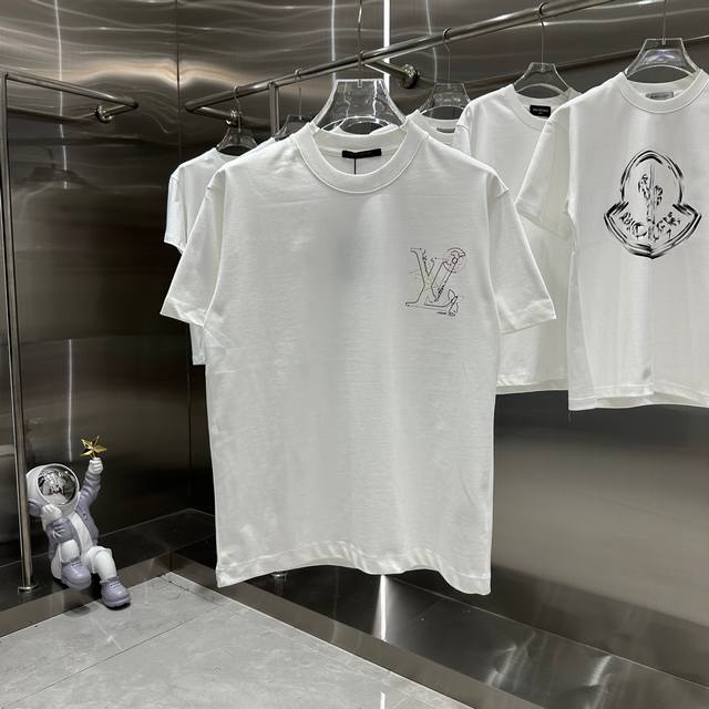 Lv 2024秋冬新款 经典印花圆领短袖t恤 320G定制面料 男女同款 S M L Xl Xxl 五个码 黑色 白色 安可拉红