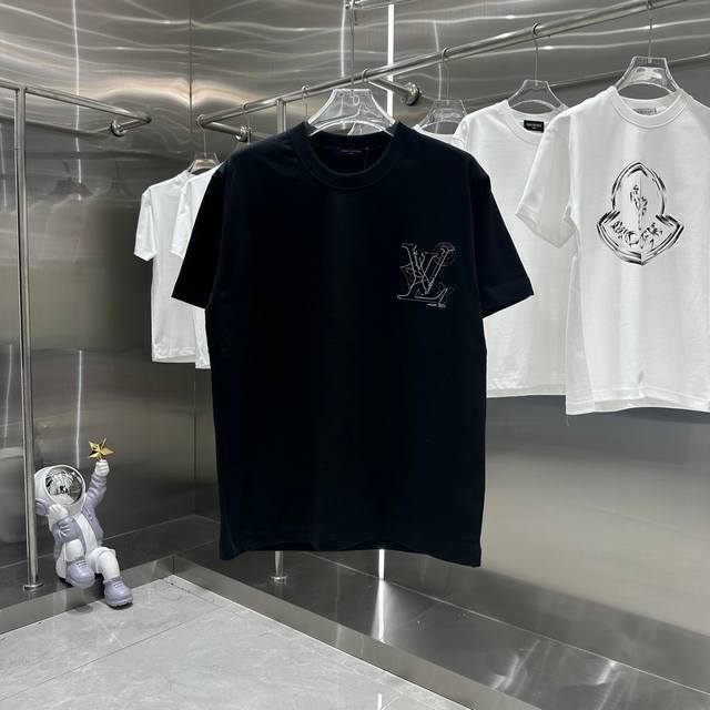 Lv 2024秋冬新款 经典印花圆领短袖t恤 320G定制面料 男女同款 S M L Xl Xxl 五个码 黑色 白色 安可拉红