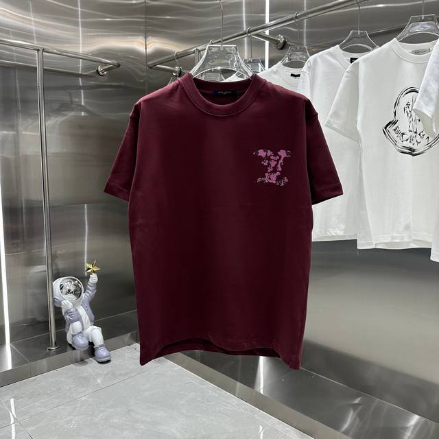 Lv 2024秋冬新款 经典印花圆领短袖t恤 320G定制面料 男女同款 S M L Xl Xxl 五个码 黑色 白色 安可拉红