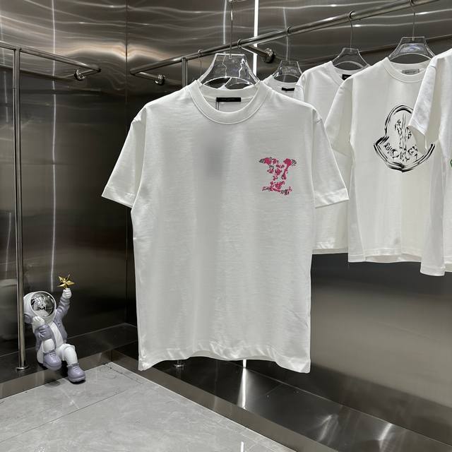 Lv 2024秋冬新款 经典印花圆领短袖t恤 320G定制面料 男女同款 S M L Xl Xxl 五个码 黑色 白色 安可拉红