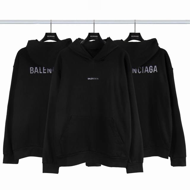 巴黎世家balenciagg 新款前后中间字母烫钻卫衣 24年主麦上身 前后选用进口奥钻 精密排序后采用重工高温热压至衣身做工完美无瑕 颜色一致无色差 整体走线