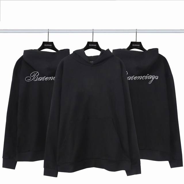 巴黎世家 Balenciaga基础背后烫钻连帽卫衣 经典背后烫钻字母 进口烫钻工艺整体印花无牙边 采用420G纯棉大卫衣布料 大货三标齐+码数贴＋带logo防尘