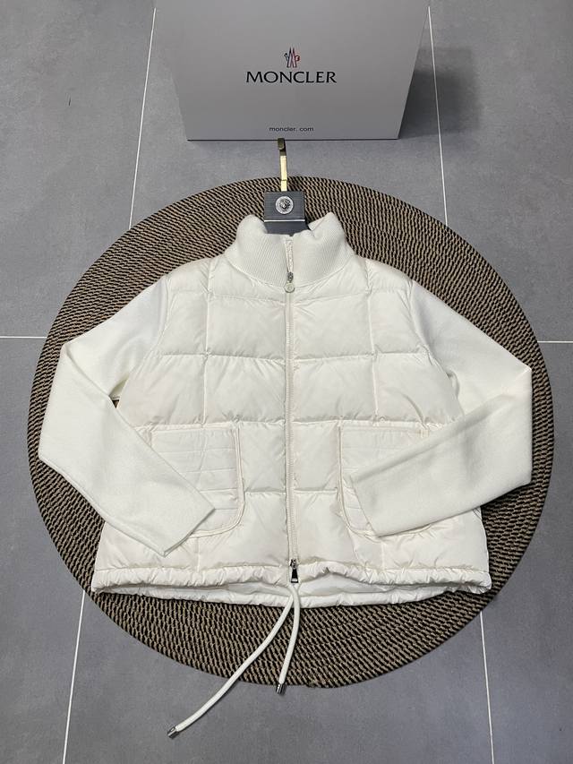 Moncler 蒙口24秋冬女士cardigan立领拼接针织羽绒娃娃款短款羽绒 后背袖子针织材料上身显瘦 拼接羽绒服 保暖减龄 面包块方格充绒上身简约时尚 下摆