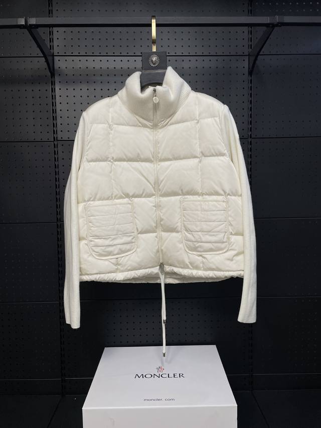 Moncler 蒙口24秋冬女士cardigan立领拼接针织羽绒娃娃款短款羽绒 后背袖子针织材料上身显瘦 拼接羽绒服 保暖减龄 面包块方格充绒上身简约时尚 下摆