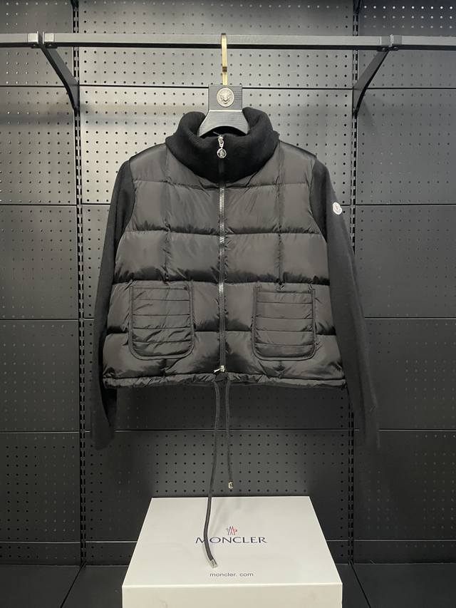 Moncler 蒙口24秋冬女士cardigan立领拼接针织羽绒娃娃款短款羽绒 后背袖子针织材料上身显瘦 拼接羽绒服 保暖减龄 面包块方格充绒上身简约时尚 下摆