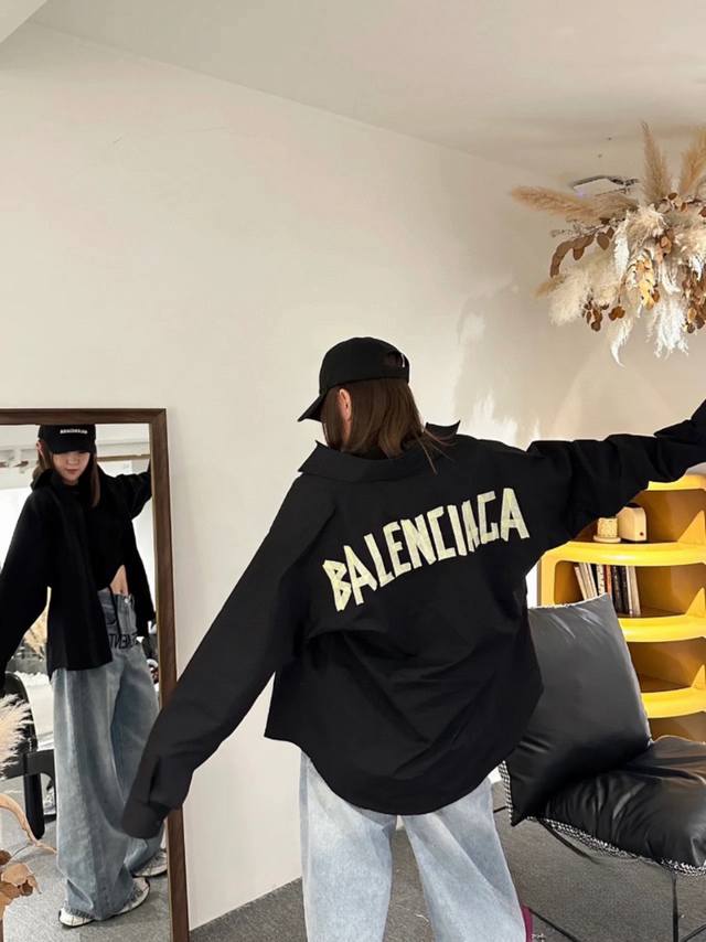 上新 款号：G303 Balenciaga巴黎世家新款后背胶带压花logo男女同款长袖衬衫外套 1面料采用纯棉优质面料，印花细节效果出来更加非常完美 2面料上身