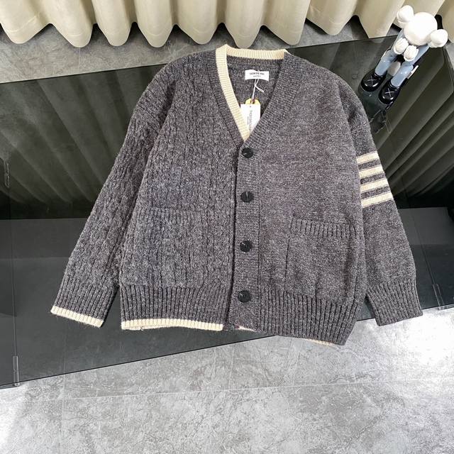 Thom Browne 汤姆布朗 Tb 23Ss 学院风麻花设计经典提花四道杠羊毛针织毛衣开衫外套-顶级版本 Color：灰色 米色 Size：S M L 独家