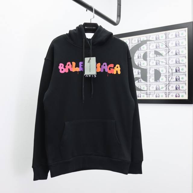 Balenciaga 巴黎世家 24Ss新款潮流经典卫衣，精致裁剪，高品质工艺！采用定织定染纯棉面料420克左右纯棉卫衣面料！图案进口数码印花工艺，耐穿耐洗久穿