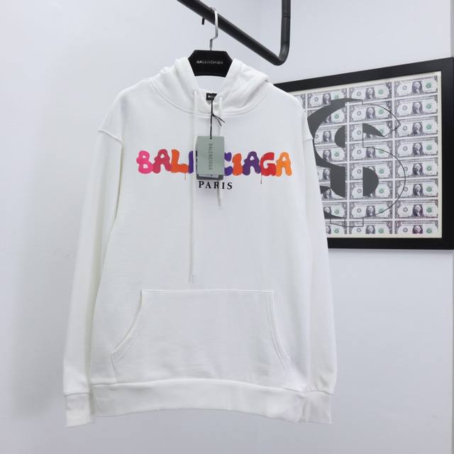 Balenciaga 巴黎世家 24Ss新款潮流经典卫衣，精致裁剪，高品质工艺！采用定织定染纯棉面料420克左右纯棉卫衣面料！图案进口数码印花工艺，耐穿耐洗久穿