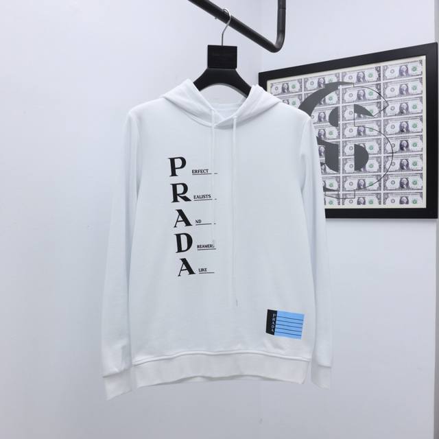 Prada 普拉达 24Ss新款潮流经典卫衣，精致裁剪，高品质工艺！采用定织定染纯棉面料420克左右纯棉卫衣面料！图案进口数码印花工艺，耐穿耐洗久穿不变型，微阔