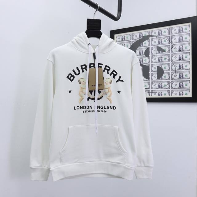 Burberry 巴宝莉 24Ss新款潮流经典卫衣，精致裁剪，高品质工艺！采用定织定染纯棉面料420克左右纯棉卫衣面料！图案进口数码印花工艺，耐穿耐洗久穿不变型