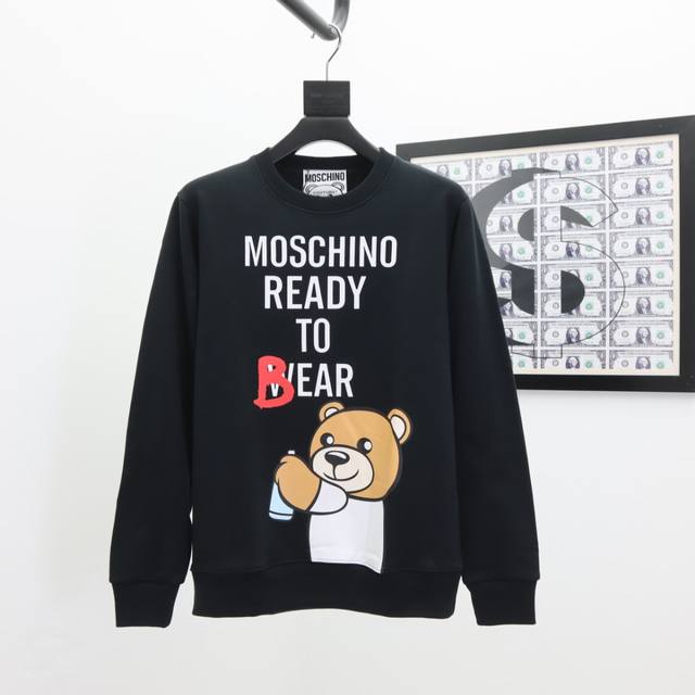 Moschino 莫斯奇诺 24Ss新款潮流经典卫衣，精致裁剪，高品质工艺！采用定织定染纯棉面料420克左右纯棉卫衣面料！图案进口数码印花工艺，耐穿耐洗久穿不变