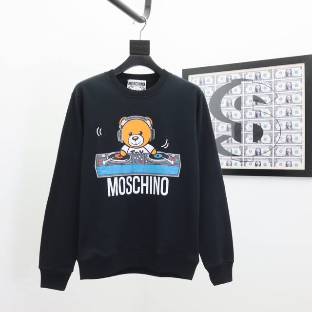 Moschino 莫斯奇诺 24Ss新款潮流经典卫衣，精致裁剪，高品质工艺！采用定织定染纯棉面料420克左右纯棉卫衣面料！图案进口数码印花工艺，耐穿耐洗久穿不变